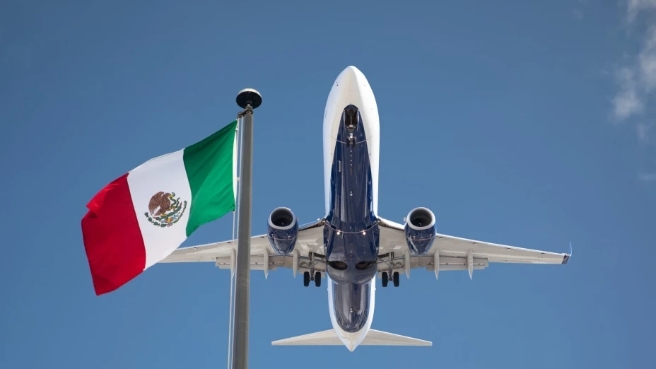 Avión de carga en vuelo - Transporte Aéreo