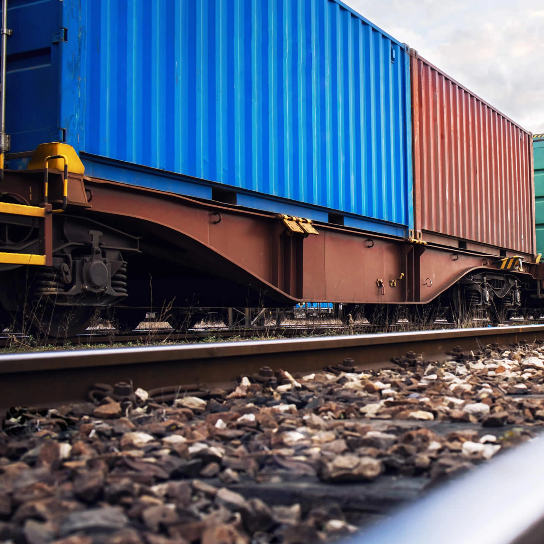 Intermodal Transport – An illustration showcasing a contract and a Senter ship with cargo containers.